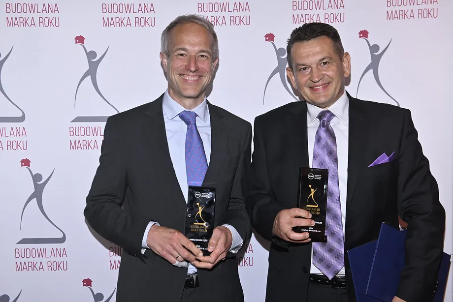 Fotografia Thomasa Casparie (CEO BMI Group) oraz Konrada Machuli (Dyrektor Zarządzający Europy Wschodniej Grupy BMI, Prezes BMI Polska) trzymających statuetki nagród