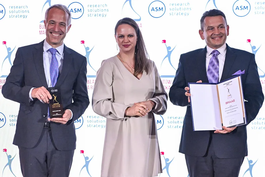 Fotografia Thomasa Casparie (CEO BMI Group) oraz Konrada Machuli (Dyrektor Zarządzający Europy Wschodniej Grupy BMI, Prezes BMI Polska) wraz z Joanną Florczak-Czujwid (Dyrektor Działu Badań Marketingowych i HR-owych, ASM Research Solutions Strategy)