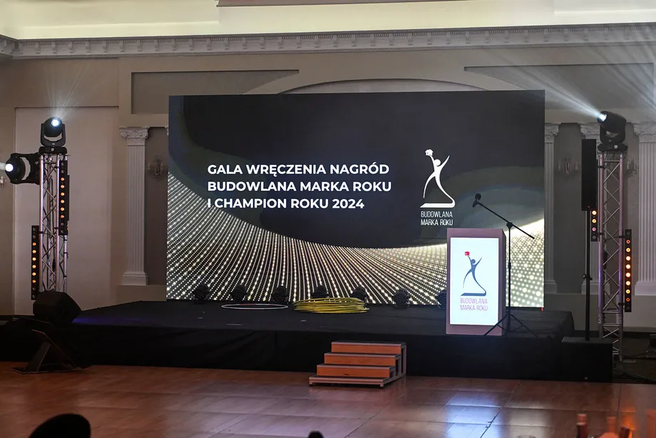 Fotografia sceny gali wręczenia nagród Złota Budowlana Marka Roku 2024
