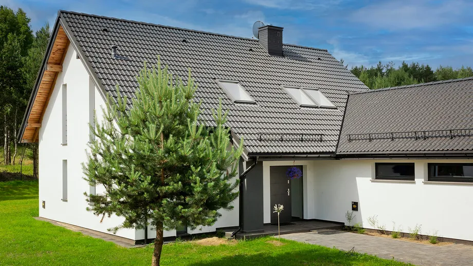 Fotografia domu pokrytego dachówką betonową (foto ekologia)
