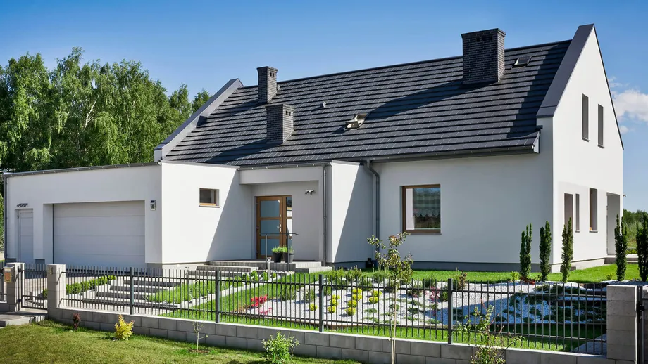 Dach dwuspadowy z dachówką Turmalin w kolorze szarym
