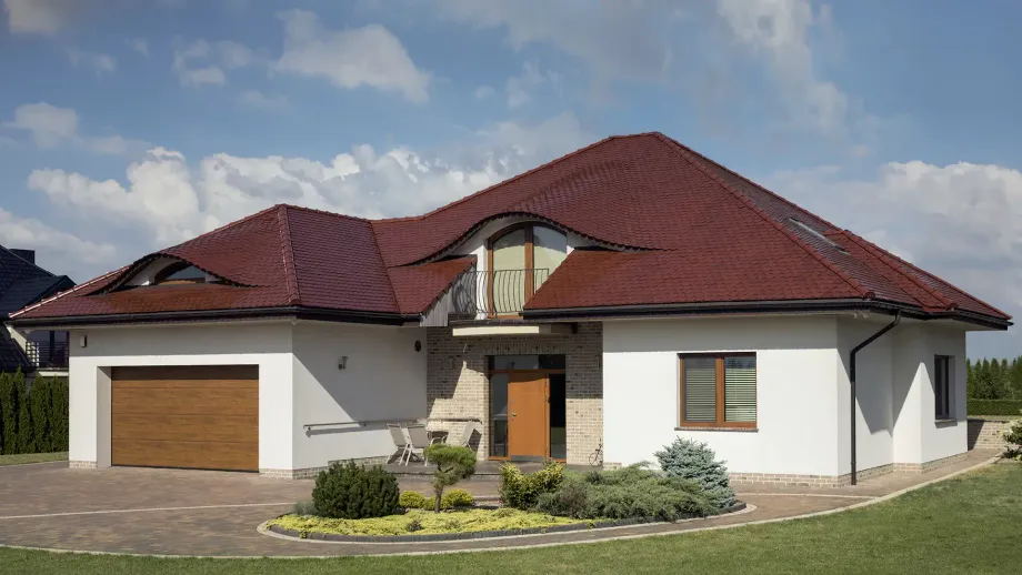Dachówka karpiówka Opal w kolorze kasztanowym współgra z elewacją