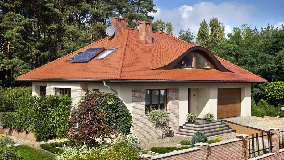 Dachówka karpiówka umożliwia pokrycie dachów z dodatkowymi elementami architektonicznymi na powierzchni bez dużych strat materiałowych