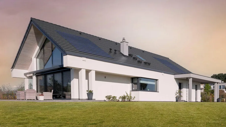 Dachówka betonowa płaska Teviva Cisar na dachu dwuspadowym