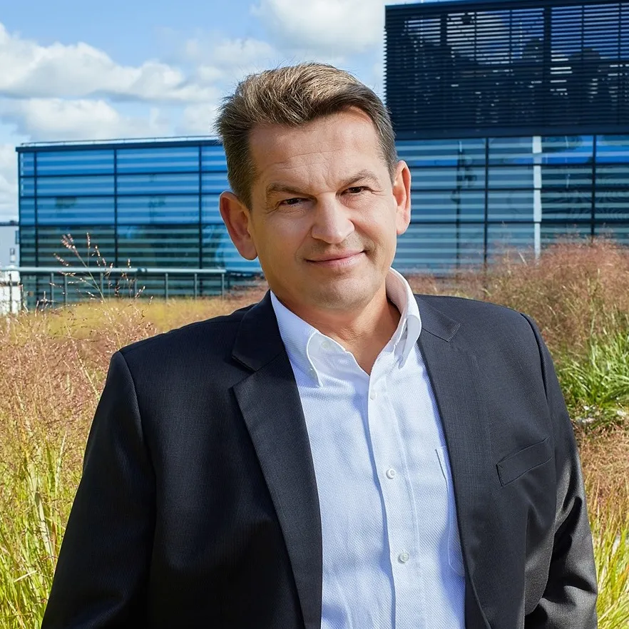Konrad Machula zdjęcie zielony dach