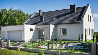 Dach dwuspadowy pokryty dachówką ceramiczną Turmalin w kolorze szarym