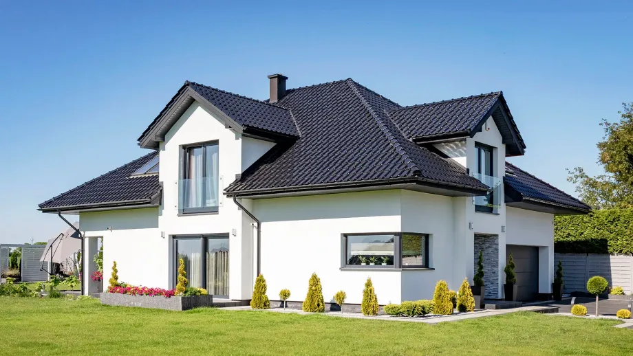 Rodzaje dachów - dach czterospadowy z dachówką ceramiczną Rubin