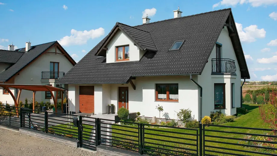 Rodzaje dachów - dach dwuspadowy z dachówką betonową Celtycka Lumino w kolorze czarnym